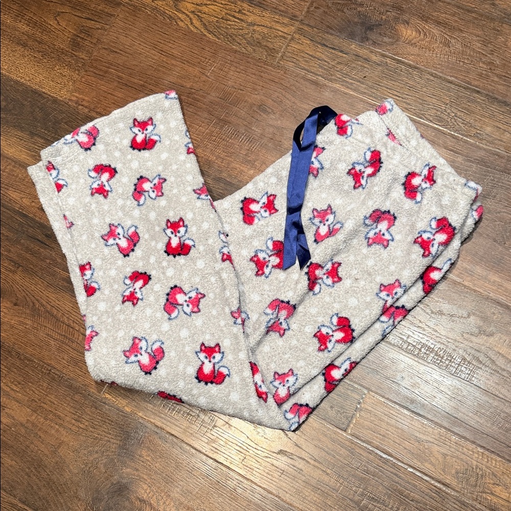 Cozy Fox Print Women’s Pajama Pants - Beige with Red Foxes